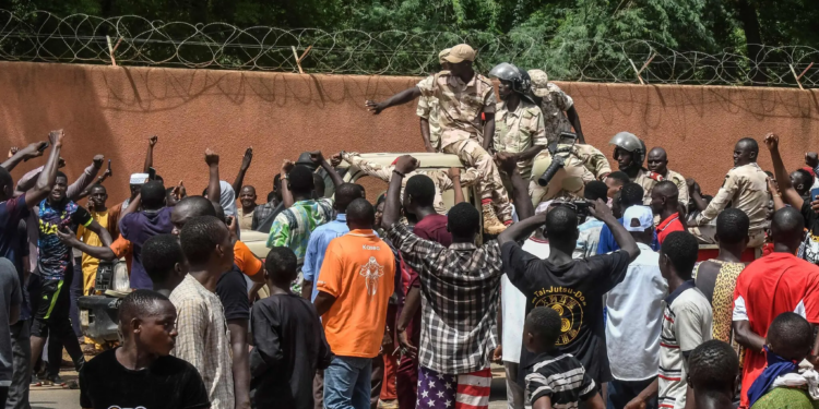 Manifestantes vitorean a las tropas nigerinas frente a la embajada francesa en Niamey durante una manifestación que siguió a un mitin de apoyo a la junta el domingo / AFP — Getty Images