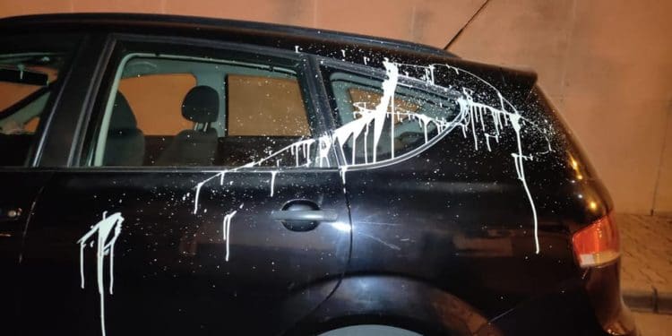 Vehículo vandalizado con pintura en el lateral del Teatro de la Villa | Redes sociales