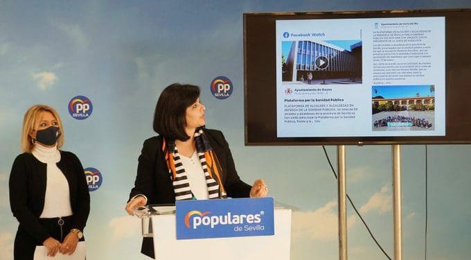 Virginica Pérez, en rueda de pensa, mostrando el uso de los perfiles oficiales con fines «partidistas» | Twitter PP Sevilla