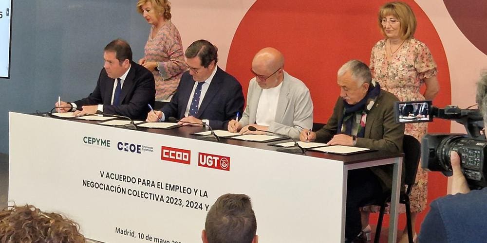 Los secretarios generales de UGT y CCOO, Pepe Álvarez y Unai Sordo, y los presidentes de CEOE y Cepyme, Antonio Garamendi y Gerardo Cuerva firman el acuerdo.