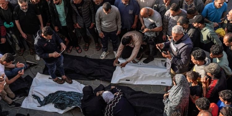 Cuerpos de los palestinos muertos en el ataque perpetrado por Israel sobre el campo de refugiados de al-Maghazi, en el centro de la Franja de Gaza // AFP