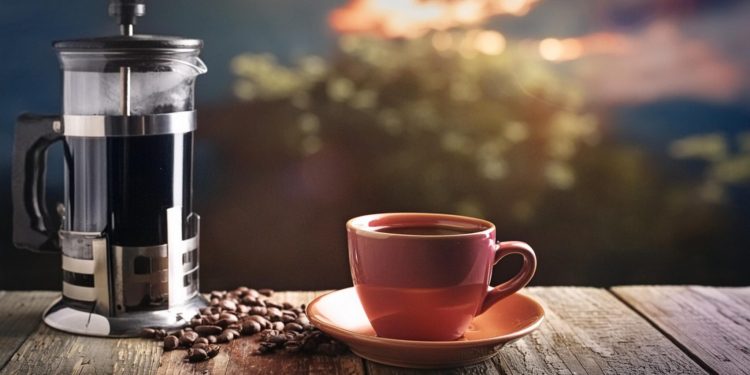 Taza de café y cafetera | TuPeriódico ha generado con IA esta imagen.  Descubre cómo usamos la IA