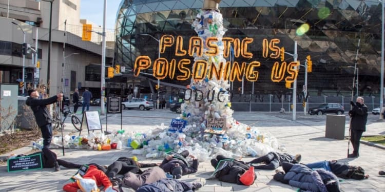 Activistas despliegan una pancarta con el lema "El plástico nos envenena" frente a la sede de la conferencia internacional que discute la adopción de un tratado sobre esos materiales. Los ambientalistas denuncian la actividad de cabilderos en favor de los intereses de la industria química y de los combustibles fósiles. / Tim Aubry - Greenpeace