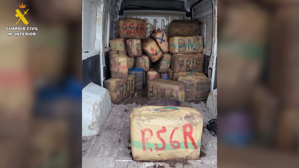 Fardos de drogas a distribuir en el interior de la furgoneta robada 